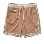 linhas tracejadas de camelo bancos curtos 5" homens Vuori 68NJ8J747 roupas