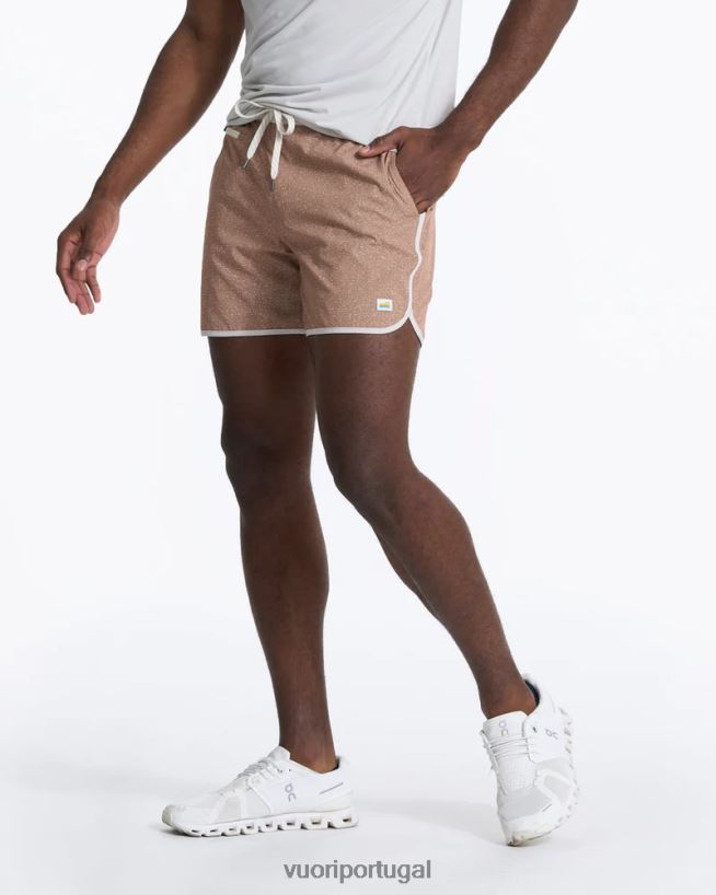 linhas tracejadas de camelo bancos curtos 5" homens Vuori 68NJ8J747 roupas - Image 3